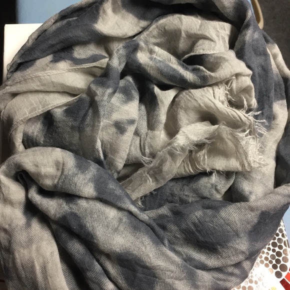 🥳 Floral gray fashion scarf - Picture 4 of 4